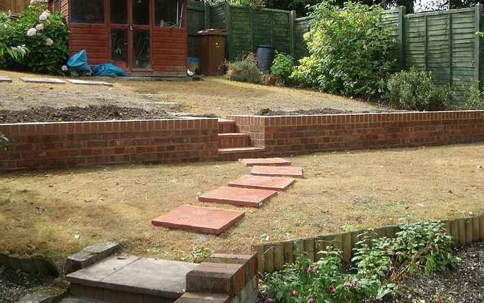 32 Hunters Way Garden Wall